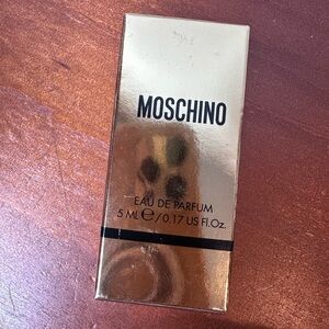 Brand new in box
Moschino Eau De Parfum
Deluxe size 5ml (0.17oz)